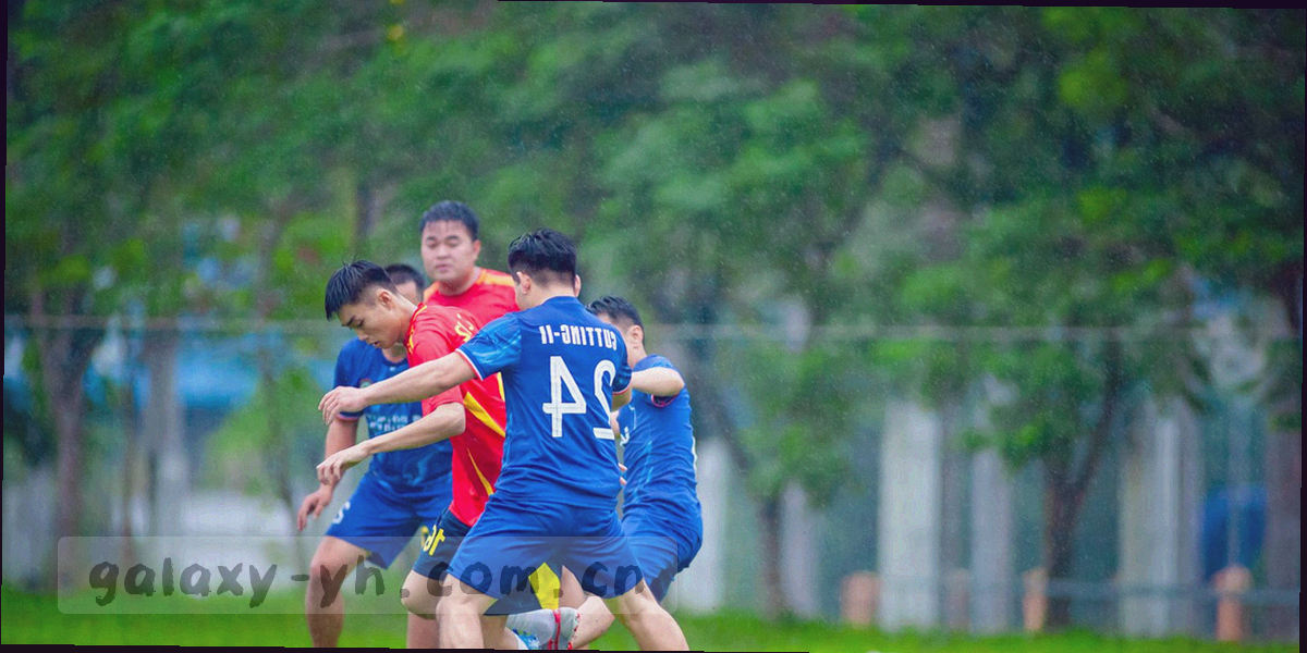横向价格刻度图形，从 99 元到 8999 元分段，暖金描边标示各档区间